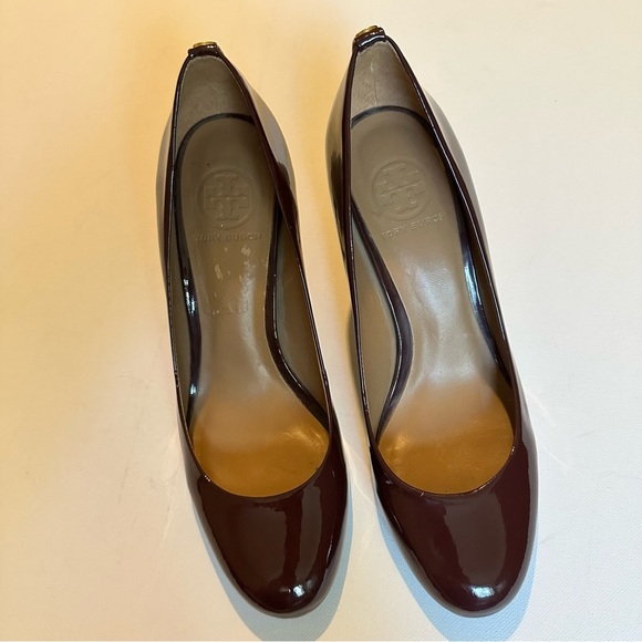 Authentic Tory Burch Burgundy Maroon Patent Pumps Gold Accents Women's Size 8 - Picture 2 of 10